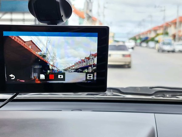 How do you install and set up a dash cam to capture both front and rear views in the UK?
